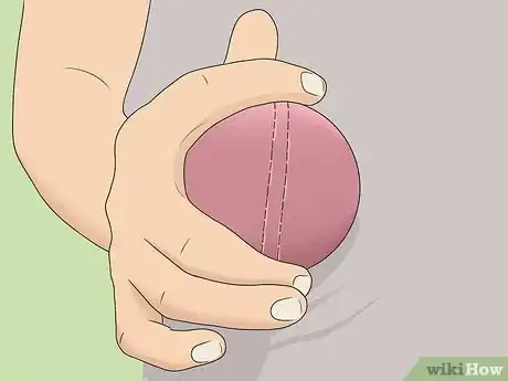 Imagen titulada Grip the Ball to Bowl Offspin Step 4