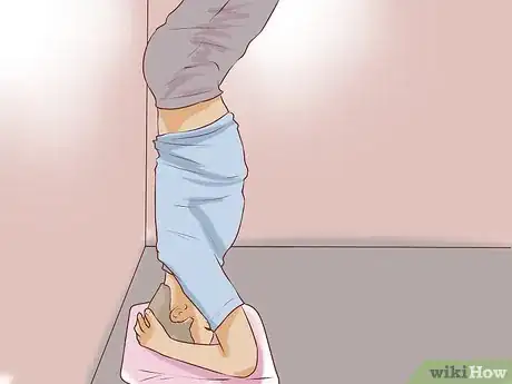 Imagen titulada Do an Elbow Stand Step 6