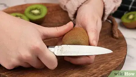 Imagen titulada Peel a Kiwi Step 2