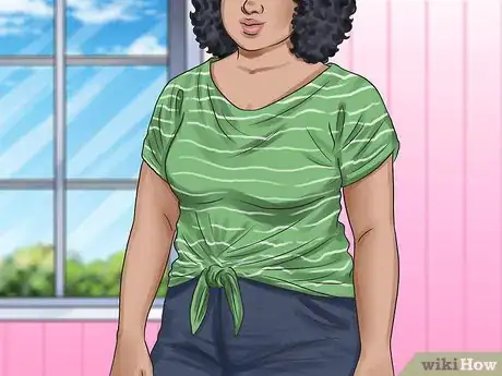 Imagen titulada Tie Your Shirt Step 3