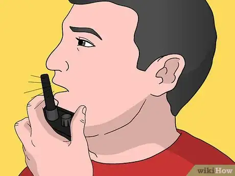 Imagen titulada Talk on a Radio (Walkie Talkie) Step 5