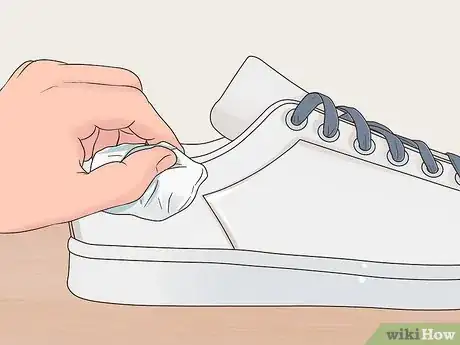 Imagen titulada Remove Jean Stains from Shoes Step 8