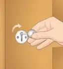 ponerle seguro a una puerta