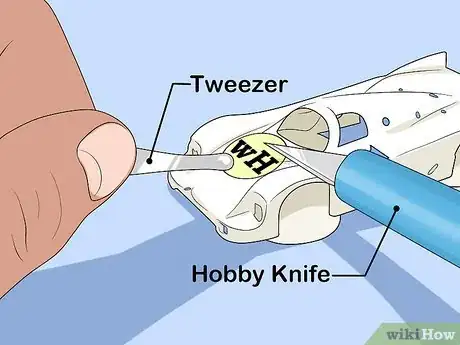 Imagen titulada Apply Waterslide Decals Step 4