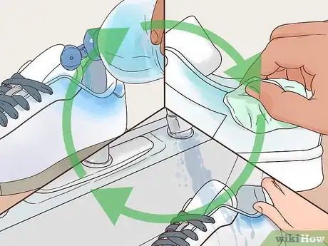 Imagen titulada Remove Jean Stains from Shoes Step 4