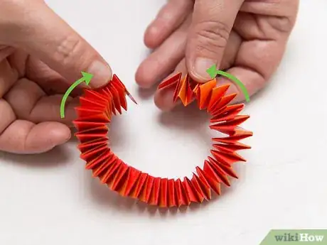Imagen titulada Make a Paper Bracelet Step 7