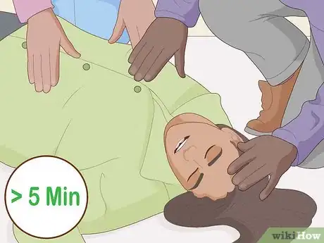 Imagen titulada Help Someone Who Is Having a Seizure Step 11