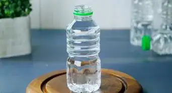 abrir una botella de agua