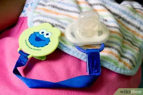 Imagen titulada Get a Baby to Take a Pacifier Instead of Thumb Sucking Step 4