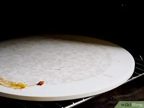 Imagen titulada Clean a Pizza Stone Step 1