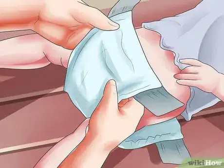 Imagen titulada Identify and Change a Soiled Diaper Step 5