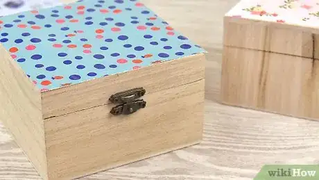 Imagen titulada Adhere Paper to Wood Step 20