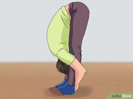 Imagen titulada Stretch for Gymnastics at Home Step 12