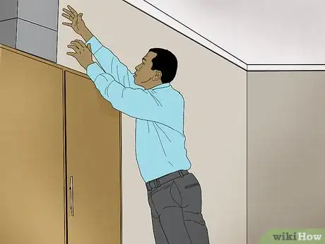 Imagen titulada Keep Dress Shirt from Riding Up Step 12