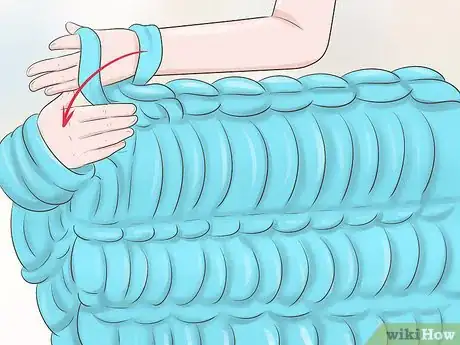 Imagen titulada Arm Knit a Blanket Step 7