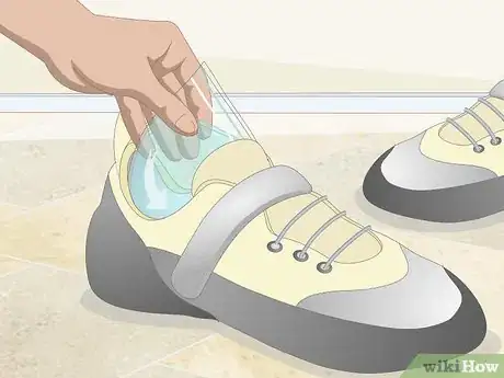 Imagen titulada Stretch Rock Climbing Shoes Step 6