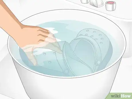 Imagen titulada Clean Crocs Step 3