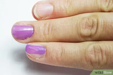 Imagen titulada Paint Your Nails With the Opposite Hand Step 9