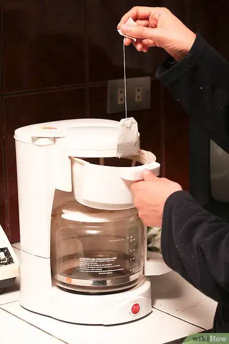 Imagen titulada Make Tea Using a Coffee Pot Step 3
