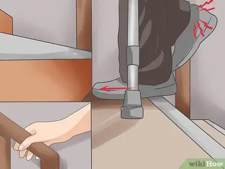Imagen titulada Walk With One Crutch Step 5