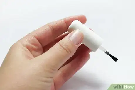 Imagen titulada Paint Your Nails With the Opposite Hand Step 3
