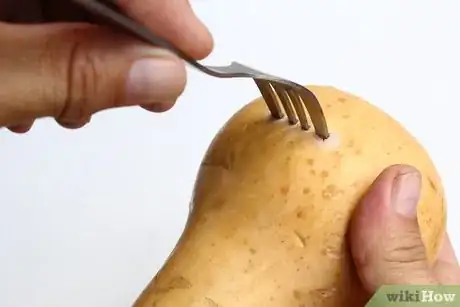 Imagen titulada Cook Butternut Squash in the Microwave Step 2