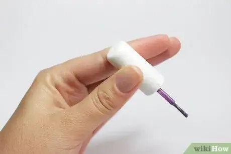 Imagen titulada Paint Your Nails With the Opposite Hand Step 5