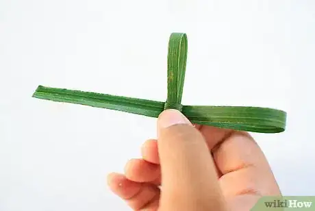Imagen titulada Make a Palm Frond Cross Step 12