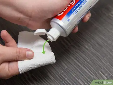 Imagen titulada Brush Your Teeth Without a Toothbrush Step 1