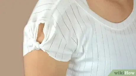 Imagen titulada Cut a Shirt Step 26