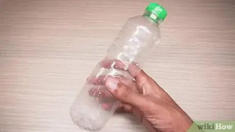 Imagen titulada Do the Water Bottle Flipping Challenge Step 1