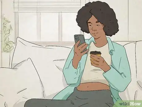 Imagen titulada Attract an Aquarius Man Through Text Step 1