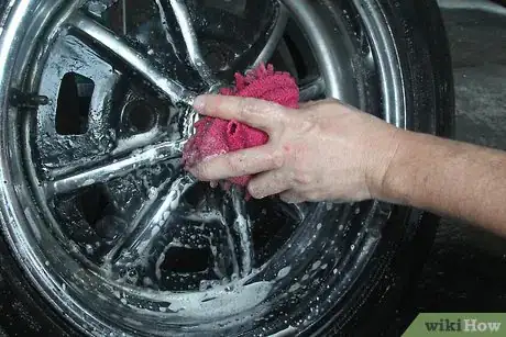 Imagen titulada Clean Chrome Wheels Step 2