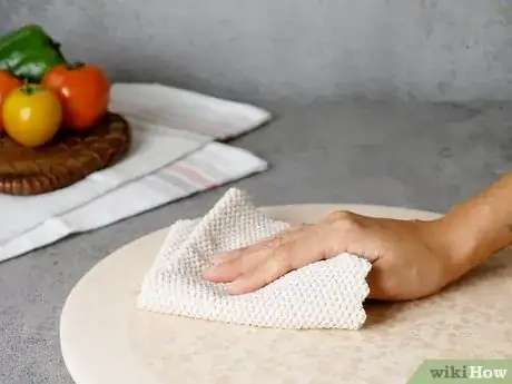 Imagen titulada Clean a Pizza Stone Step 12