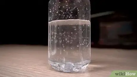 Imagen titulada Do the Water Bottle Flipping Challenge Step 8