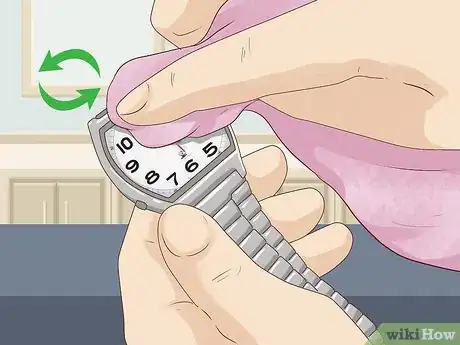 Imagen titulada Remove Scratches from Watch Glass Step 7.jpeg