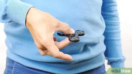 Imagen titulada Spin a Fidget Spinner Step 7