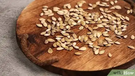 Imagen titulada Shell Pumpkin Seeds Step 5
