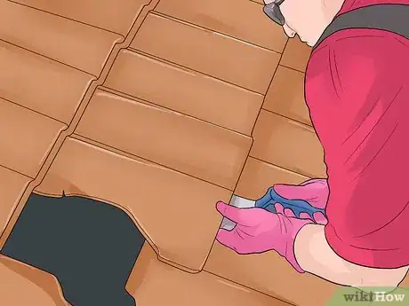 Imagen titulada Clean a Tile Roof Step 13