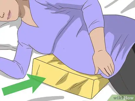 Imagen titulada Use a Pregnancy Pillow Step 6