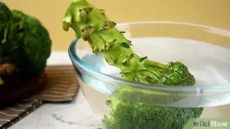 Imagen titulada Clean Broccoli Step 8