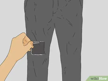 Imagen titulada Cut Knee Holes in Jeans Step 11