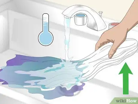 Imagen titulada Dip Dye Fabric Step 11