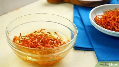 Imagen titulada Cook Cordyceps Step 1