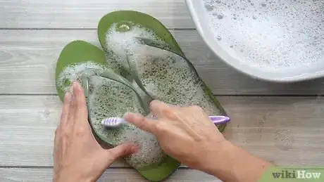 Imagen titulada Clean Flip Flops Step 11