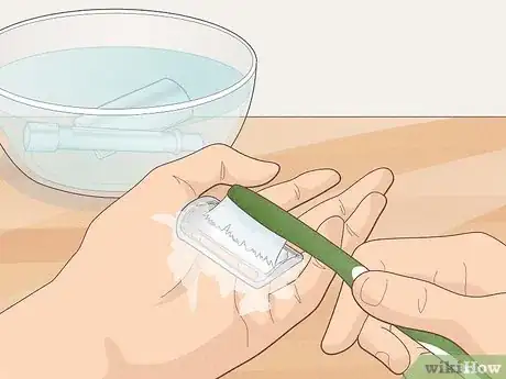 Imagen titulada Dry a Safety Razor Step 9