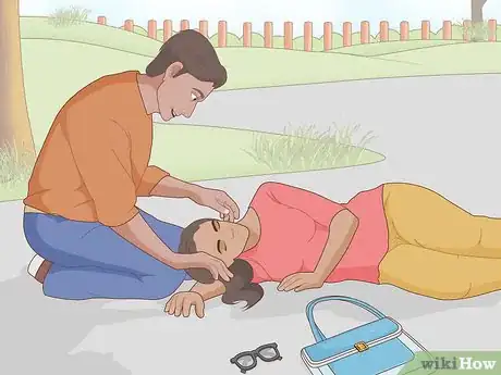 Imagen titulada Help Someone Who Is Having a Seizure Step 2