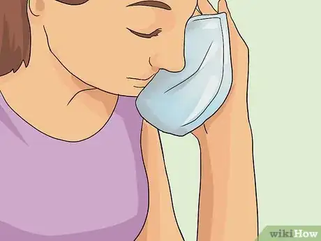 Imagen titulada Heal a Swollen Lip Step 6