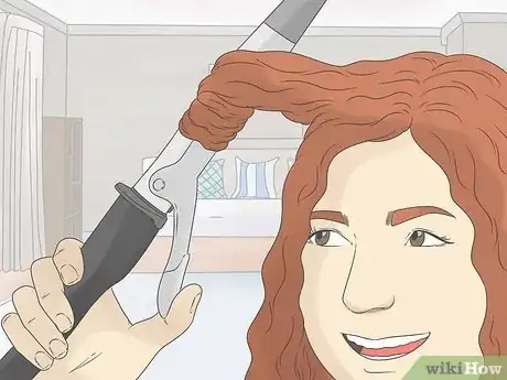 Imagen titulada Change Wavy Frizzy Hair to Straight Hair Step 4