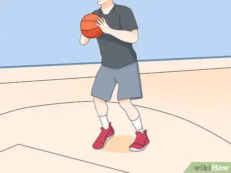 Imagen titulada Pass a Basketball Step 2